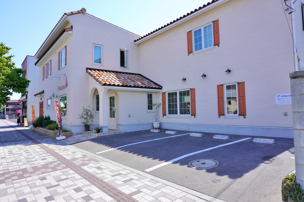 プリンセス-店舗前駐車場