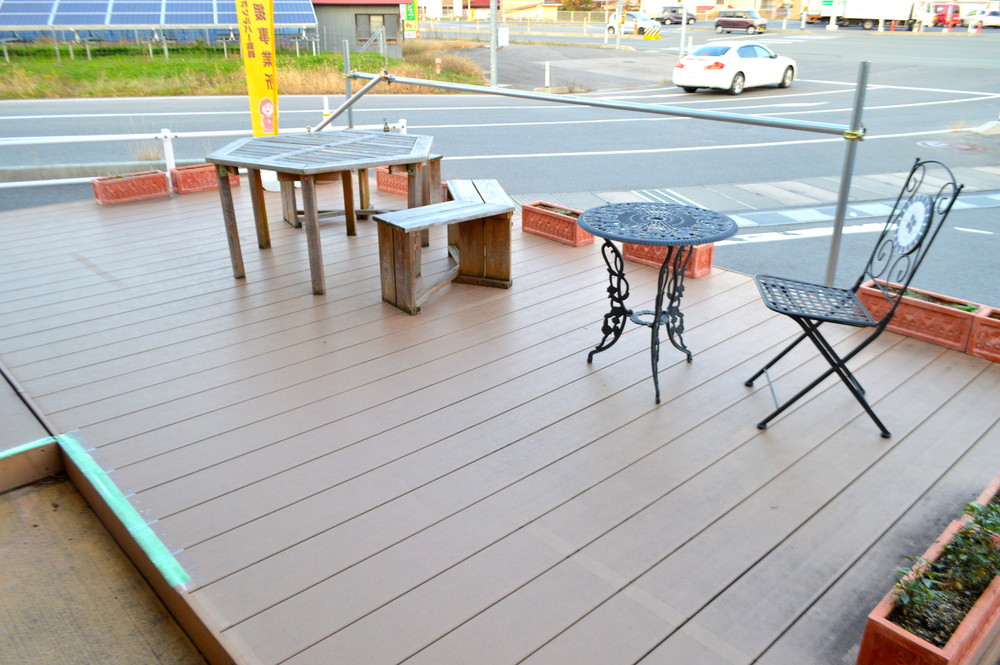ハタケスタイル-トマト上山店-テラス席