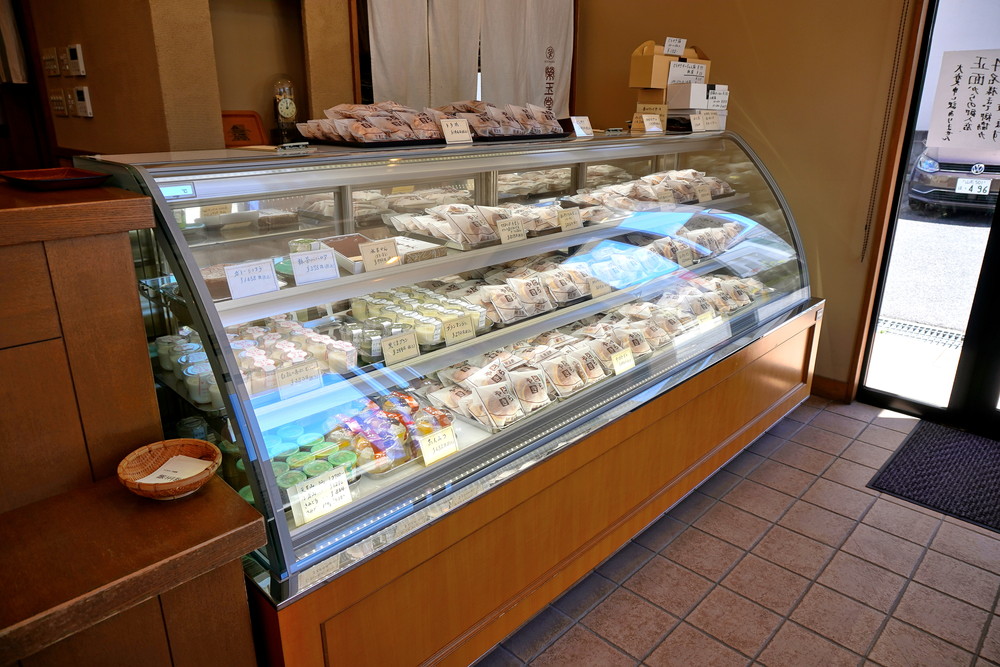 榮玉堂‐ショーケース全体