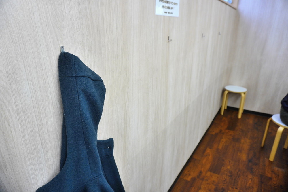 中華そば-雲ノ糸-店内の様子-荷物かけ