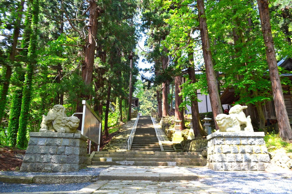 東北の伊勢-熊野大社-本殿までの石段1