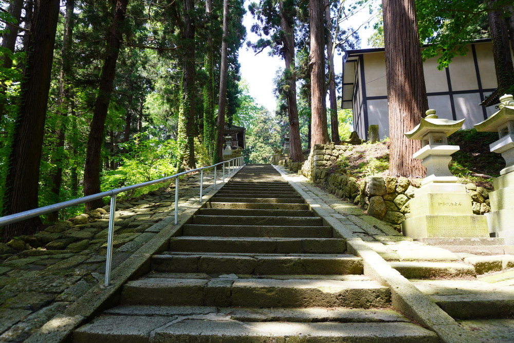 東北の伊勢-熊野大社-本殿までの石段2
