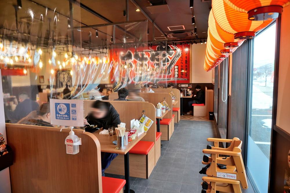 町田商店東根店-入り口から見たテーブル席