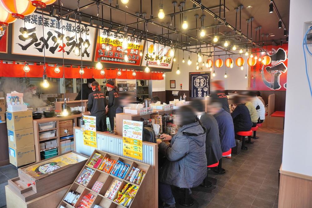 町田商店東根店-入り口から見たカウンター席