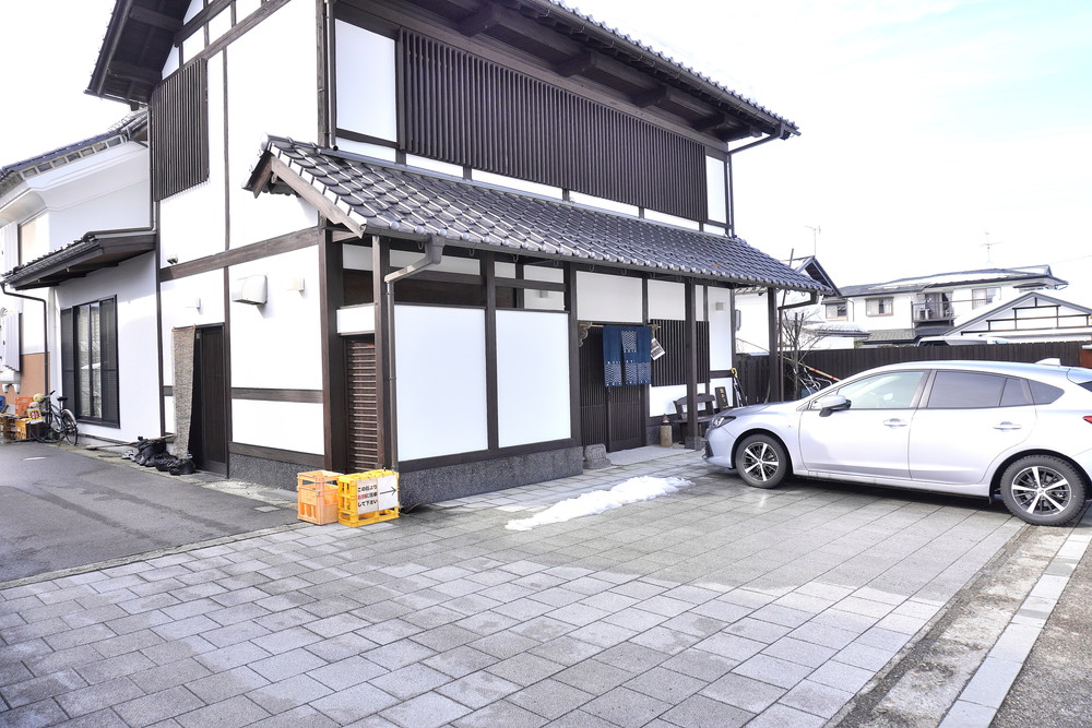 一保堂-駐車場-店の前