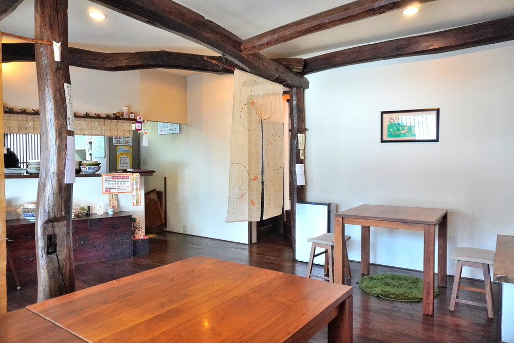 一保堂-店内テーブル