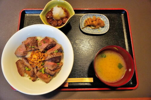 佐五郎-山形牛ステーキ丼全体