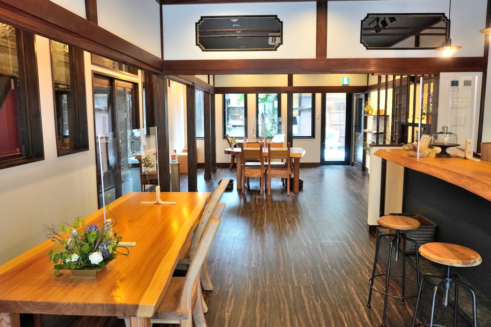 花とお茶鴇色-店内奥から