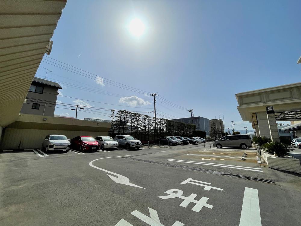 コンフェッティ-駐車場1