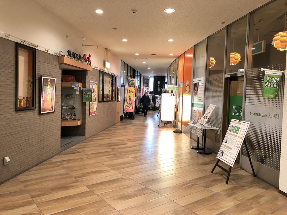 山形牛かかし-駅からの連絡通路