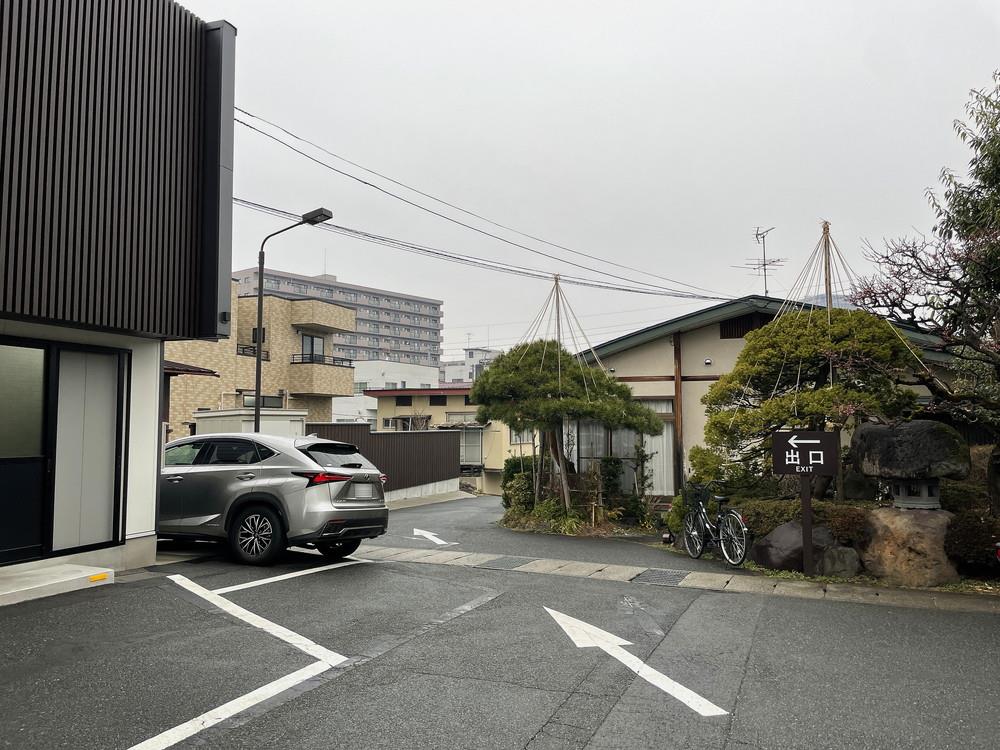 そば処庄司屋-駐車場通り抜け2