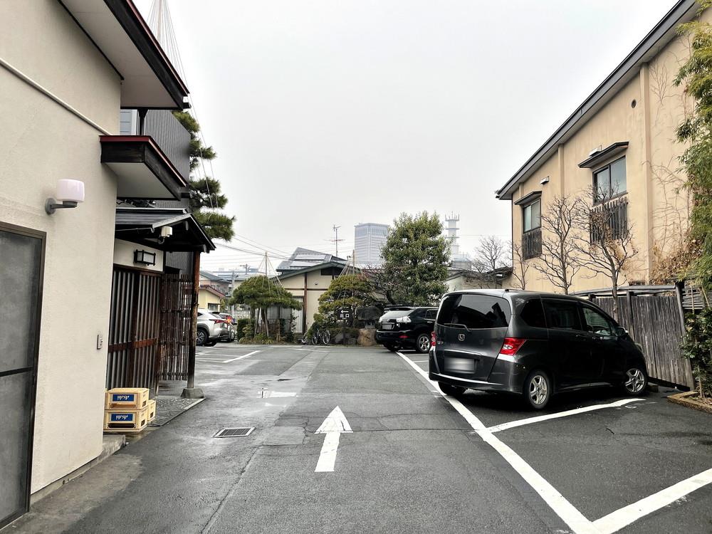 そば処庄司屋-駐車場通り抜け1