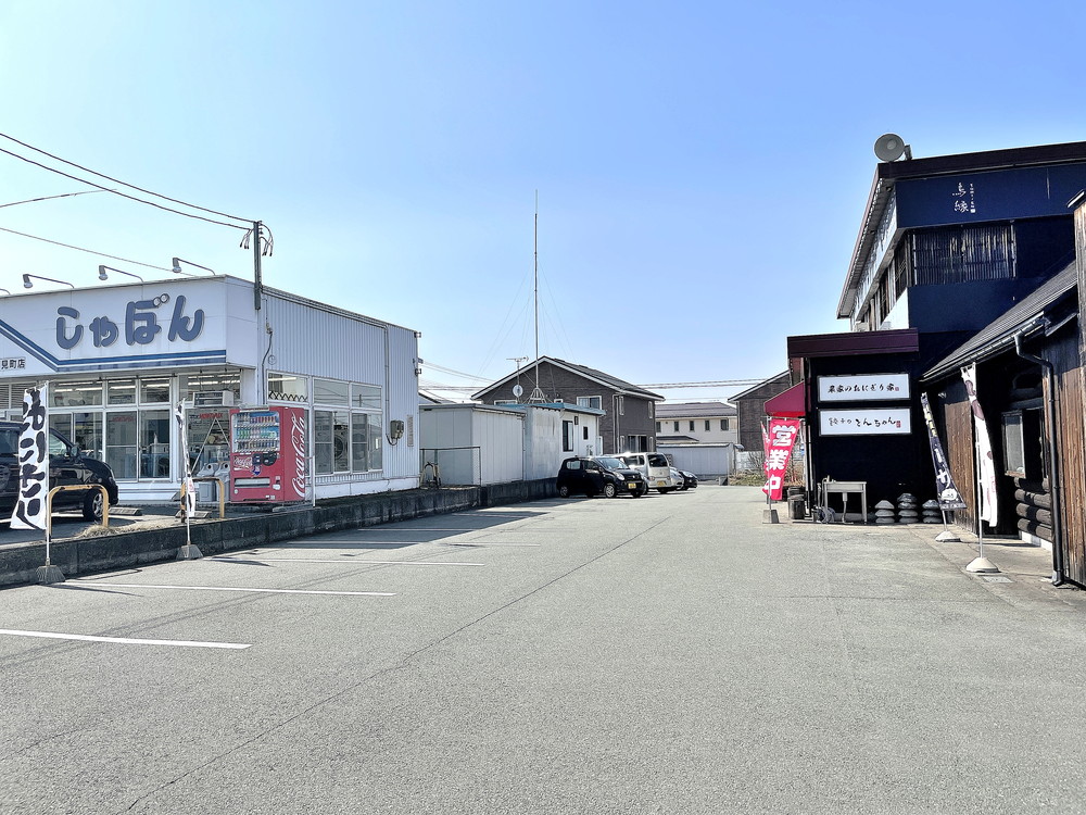 おにぎり屋-駐車場