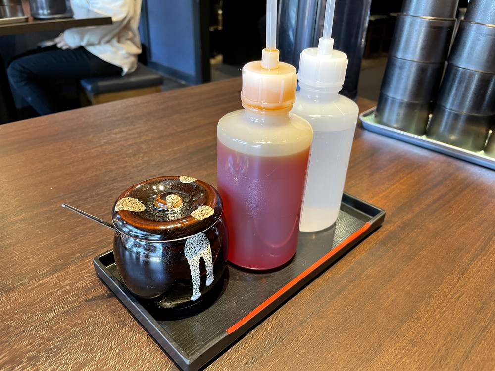 油そばつばさ-食レポ-テーブル調味料