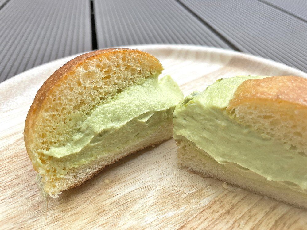 エスカルゴ‐ピスタチオのマリトッツォ断面