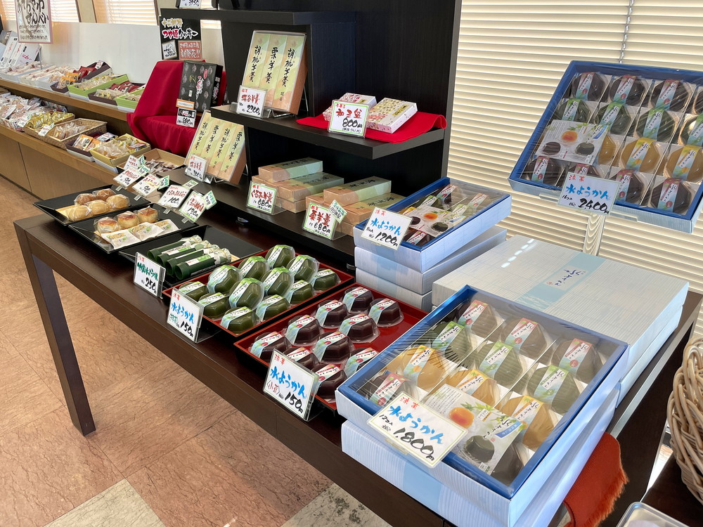 御菓子処-蝶谷-店内の和洋菓子1