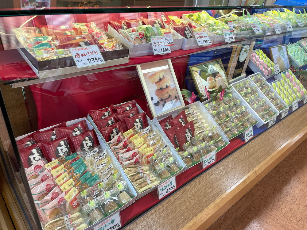 御菓子処-蝶谷-店内の和洋菓子3