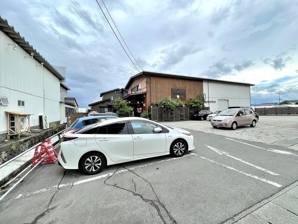 グランロック-駐車場