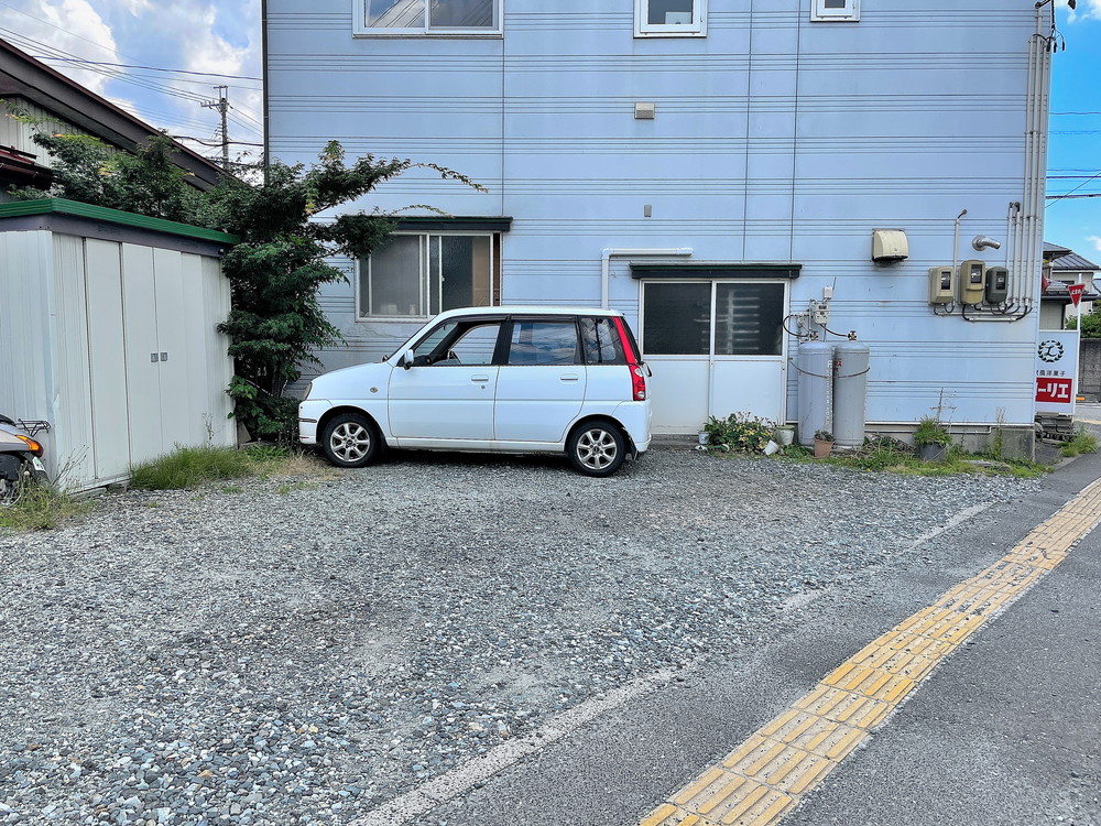 ローリエ-駐車場