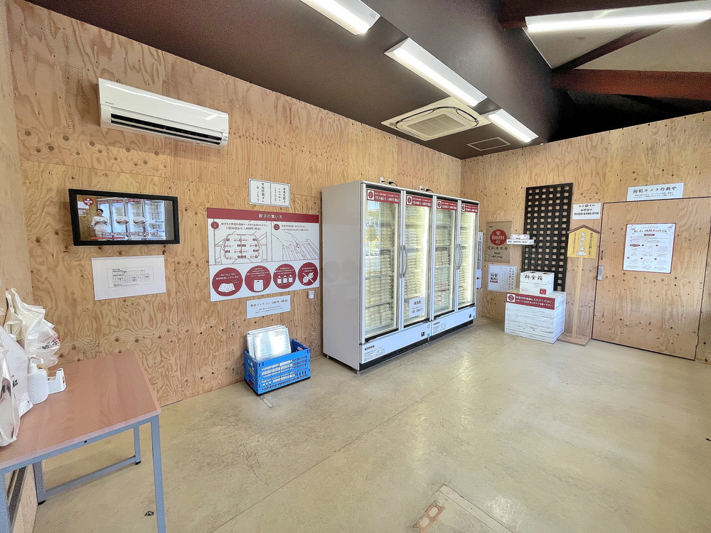 餃子の雪松-店内①