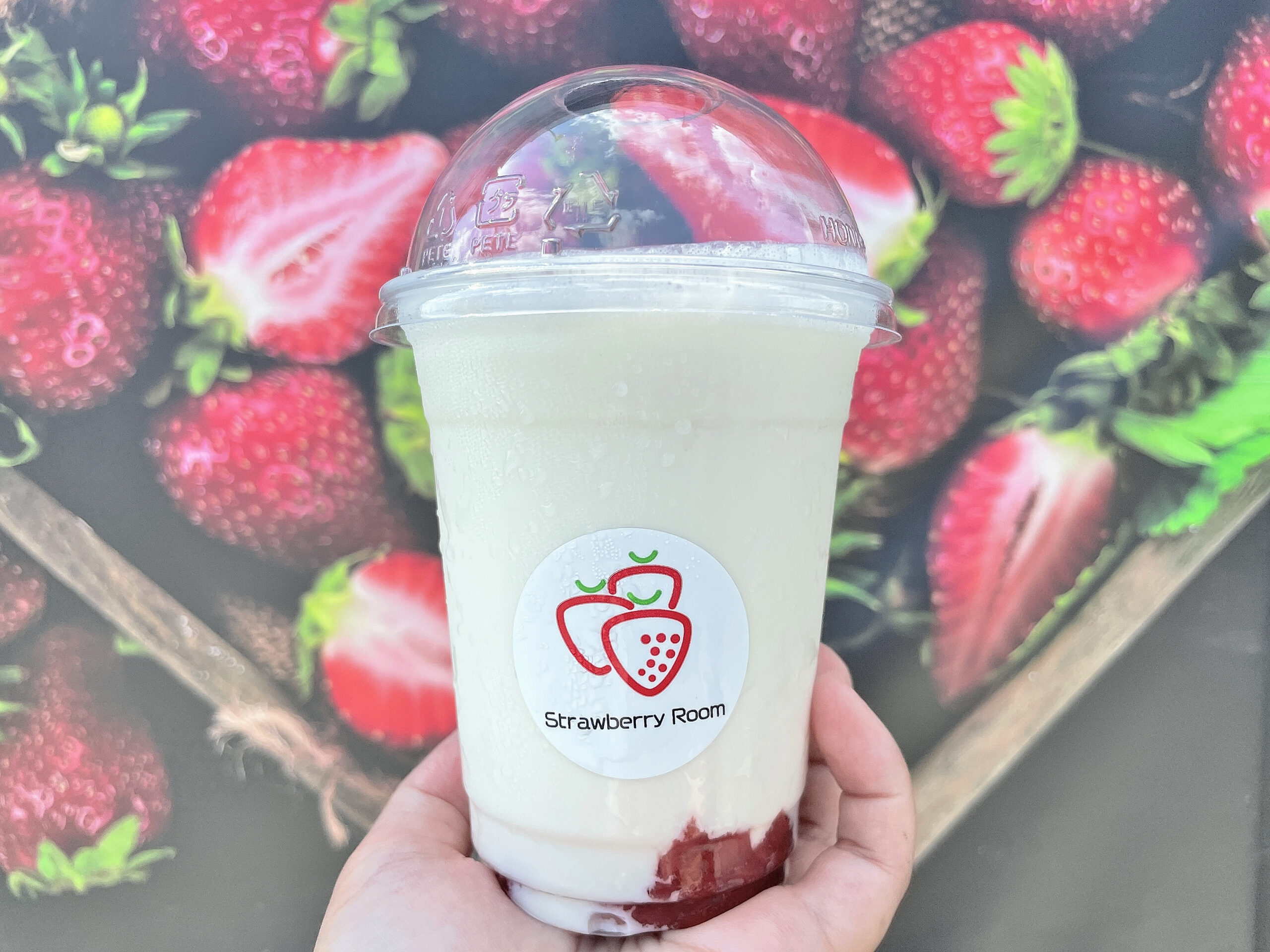 ストロベリールーム-2段仕込み杏仁のリッチフラッぺ