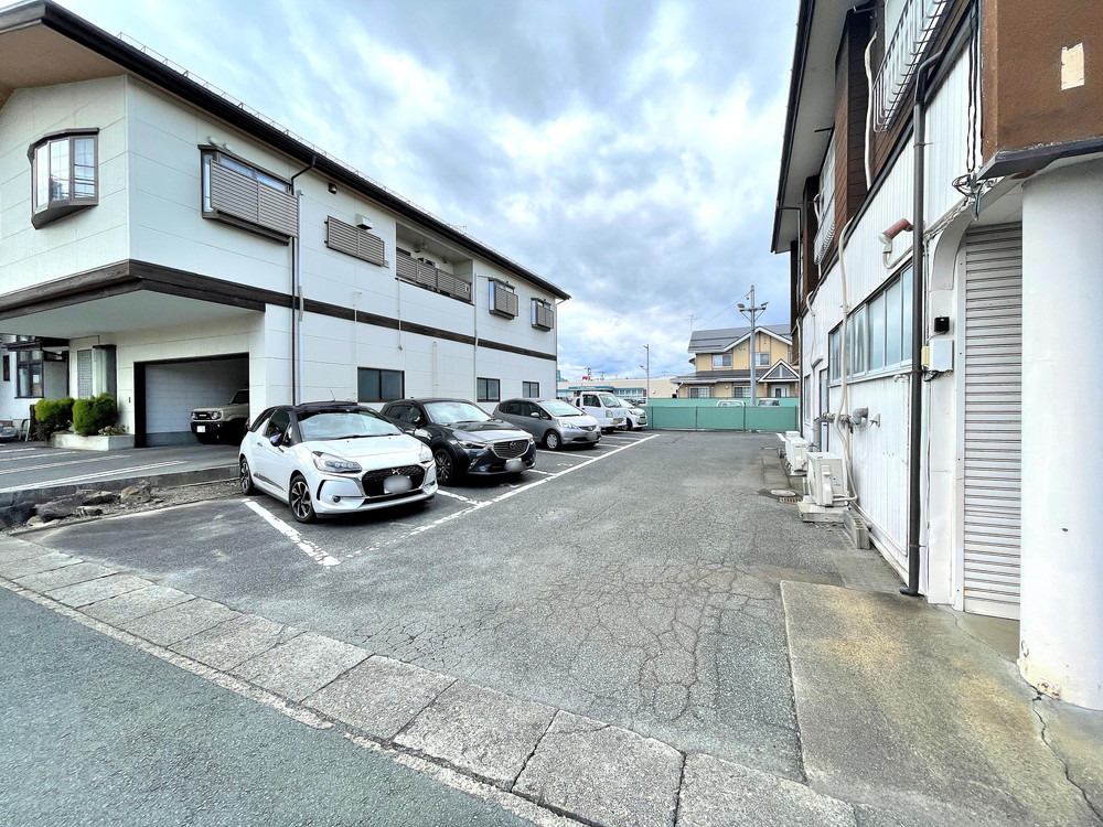 ウルスブランロースターアンドカフェ-駐車場