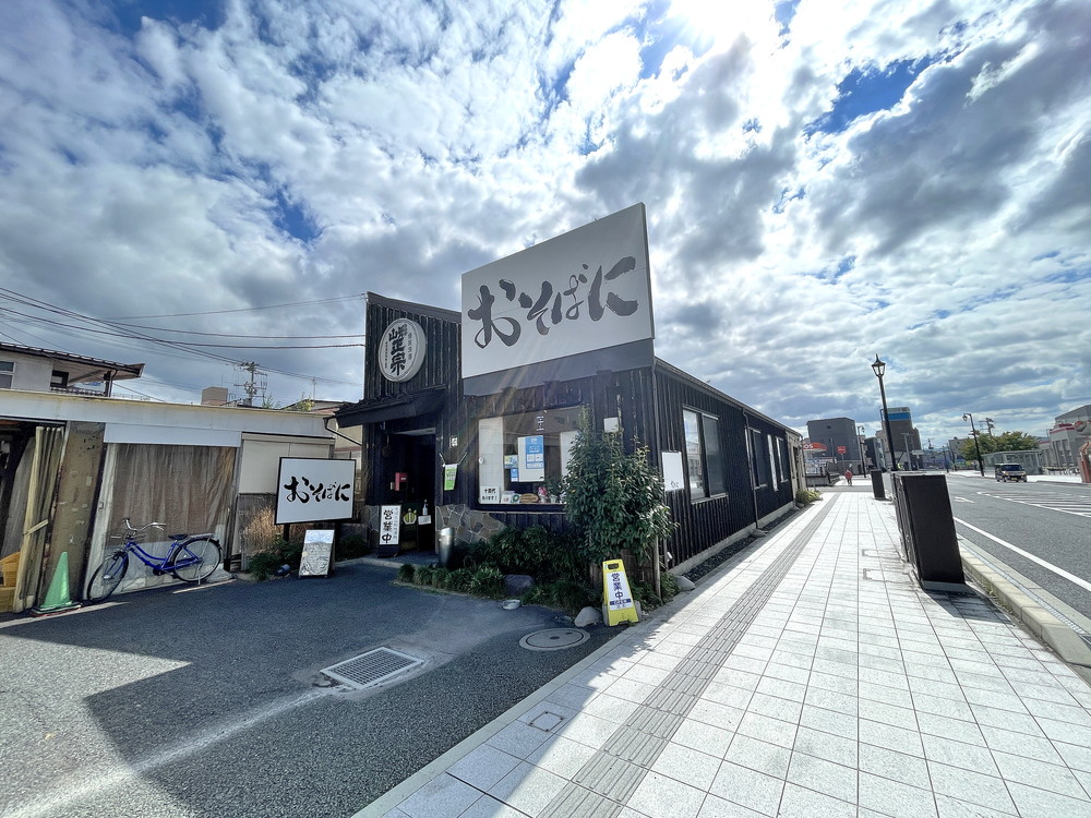 続おそばに-駐車場