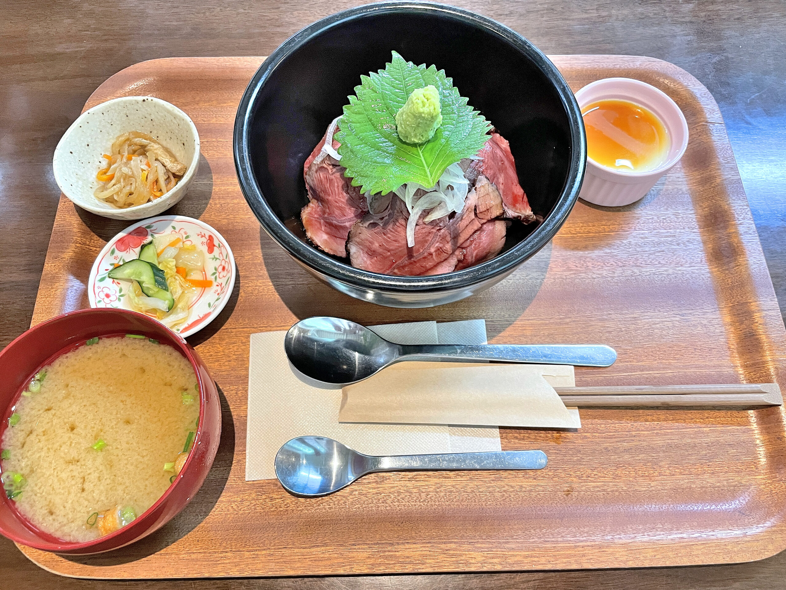 ニューサントロペ-自家製ローストビーフ丼①