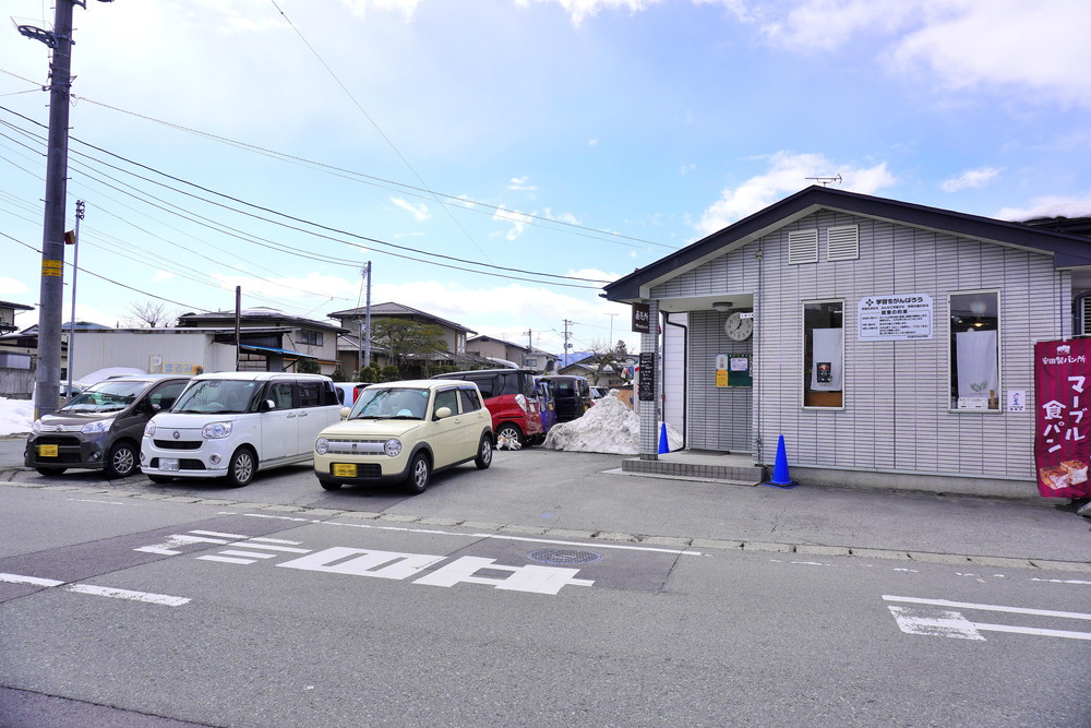 安田製パン所-駐車場