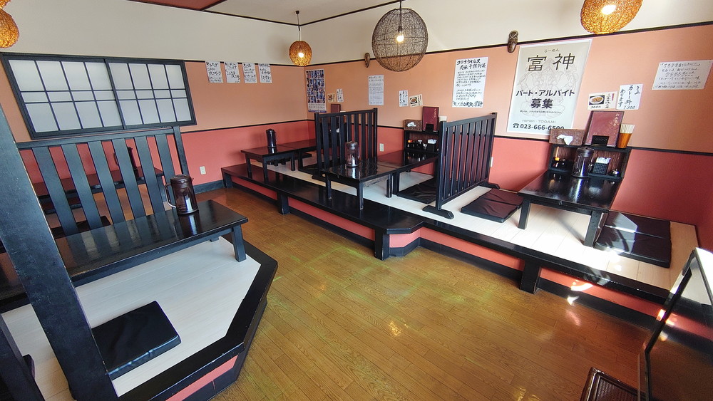らーめん富神-店内1