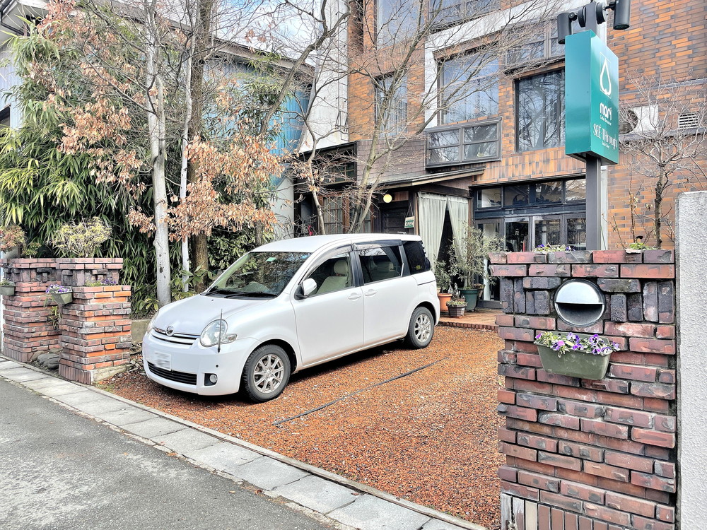 コーヒーレストラン真理-駐車場①
