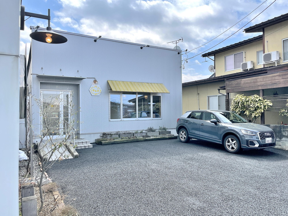 お菓子のクレマ-駐車場