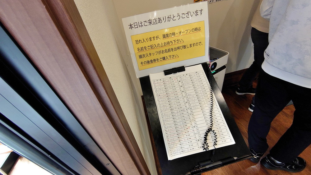 寅真ラーメン-店内1