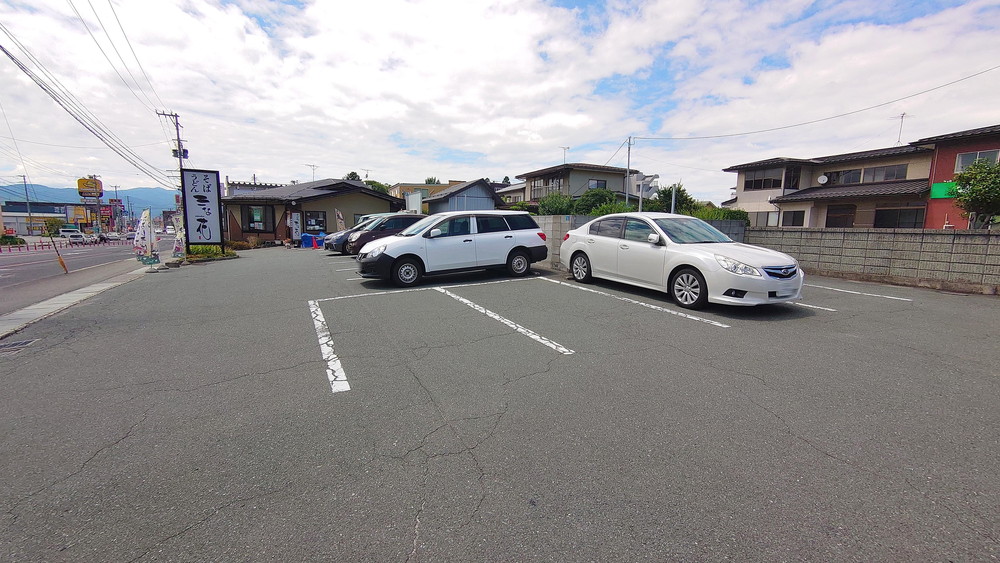 そば処三な花-駐車場