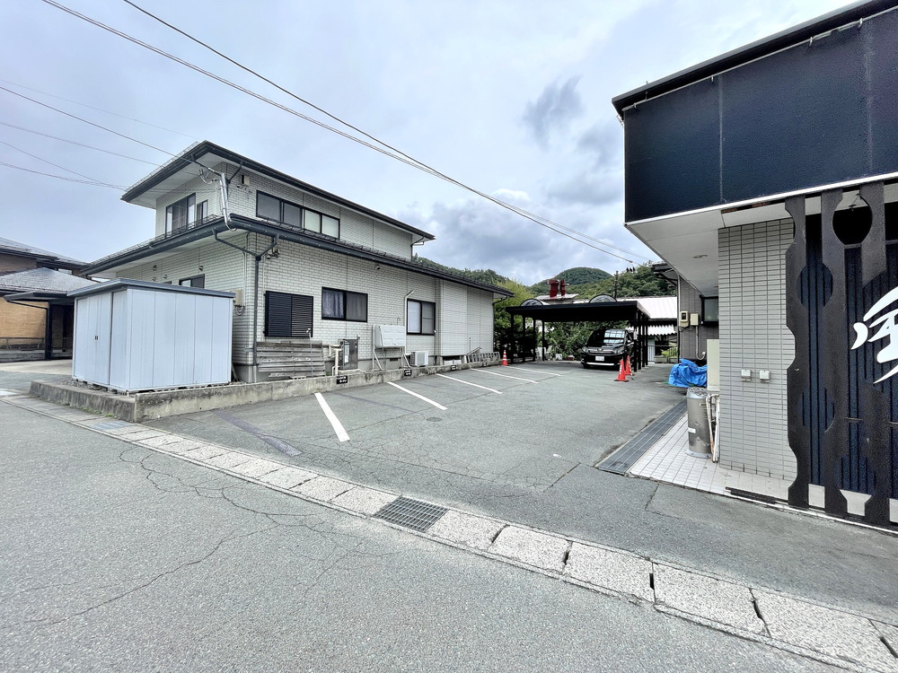 風間とんとん-駐車場1