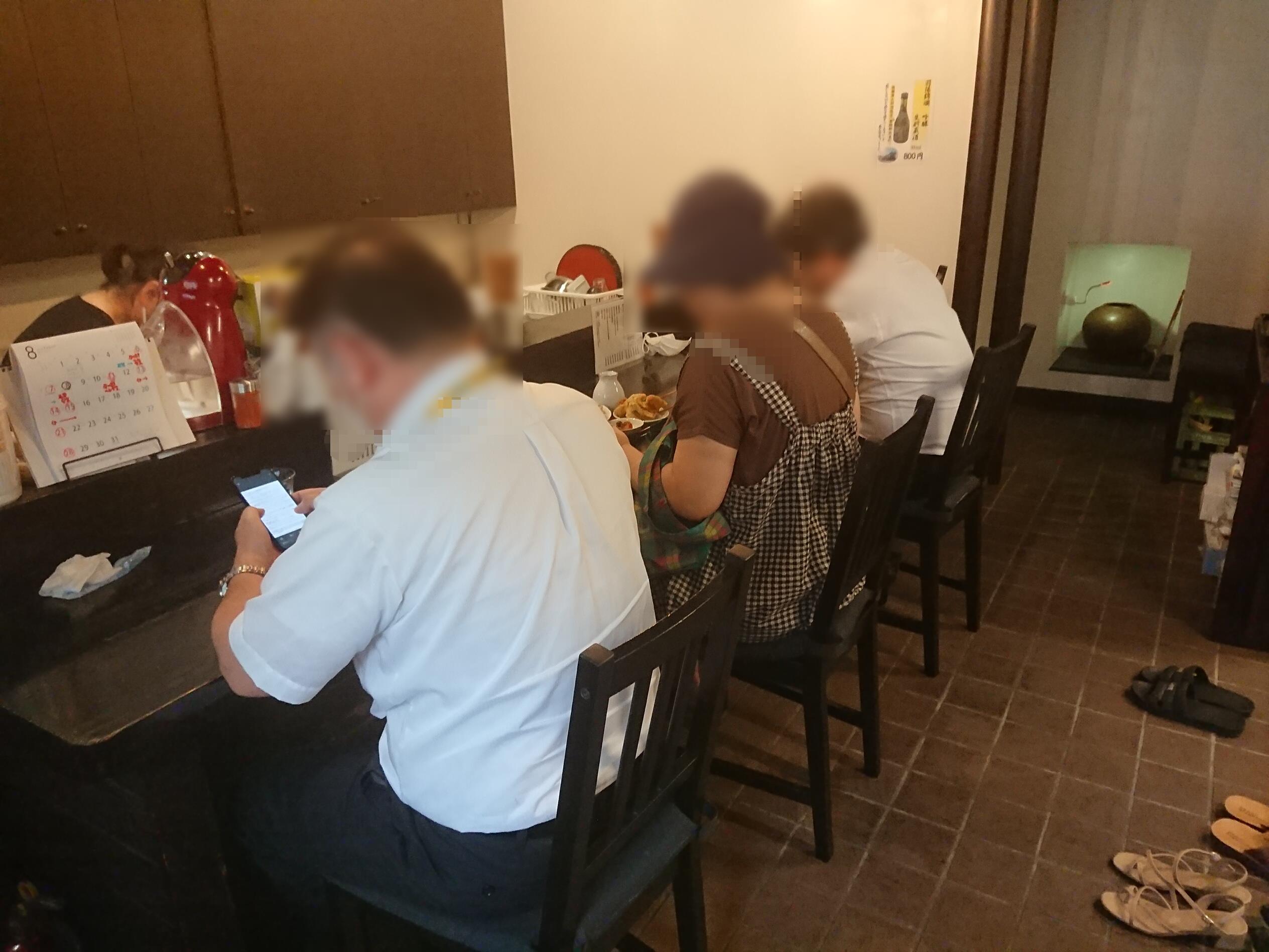 肉そばまるり店内