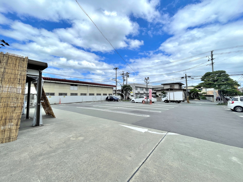 ショッピングセンター吉田-駐車場