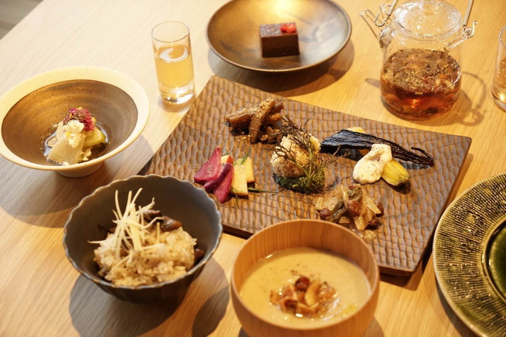 ランチ全体ななめ