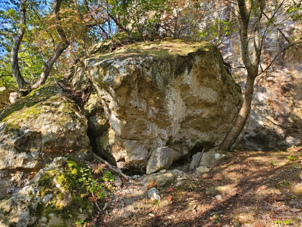 火箱岩洞窟ー岩