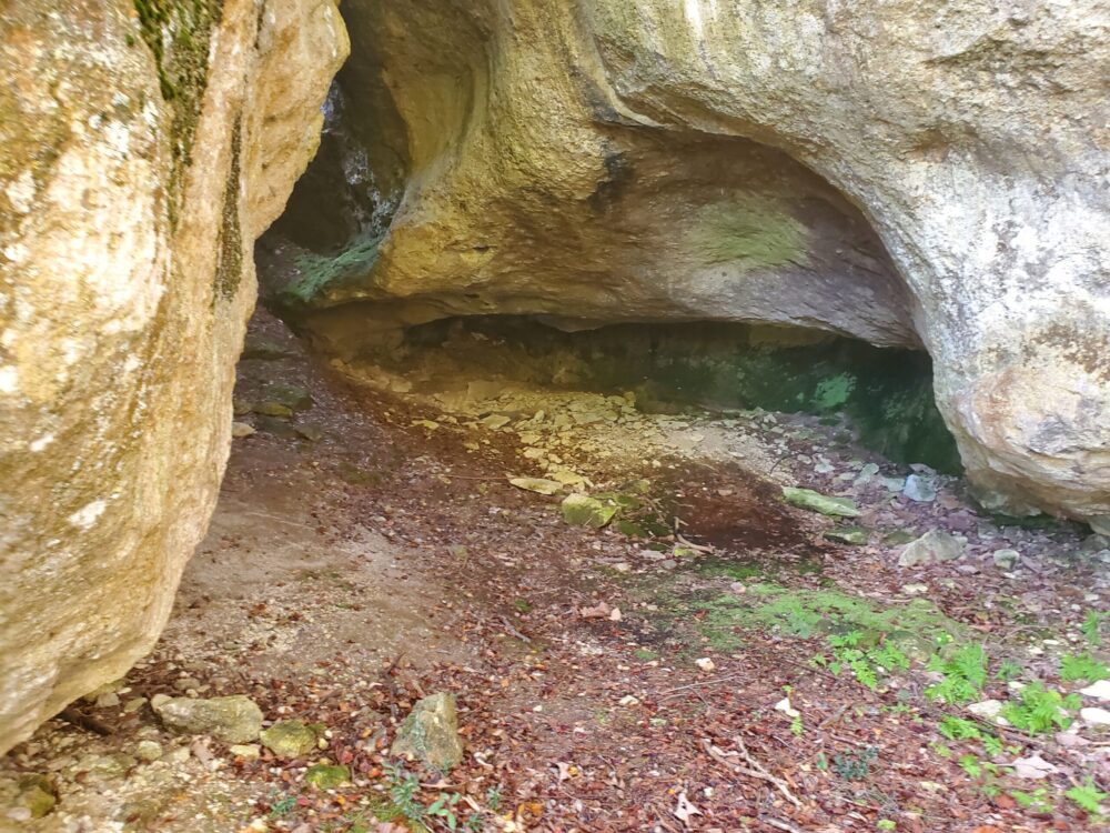 火箱岩洞窟ー洞窟