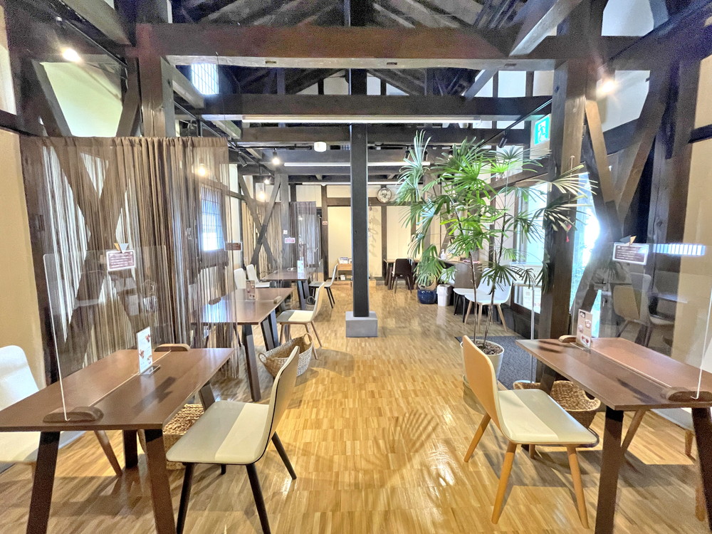 東の社カフェ-店内①