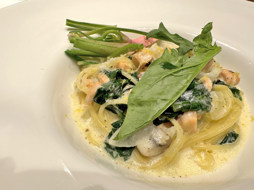 秋のやまがた野菜・イタリア野菜料理フェア-赤根ほうれんそうと秋鮭のクリームパスタ①