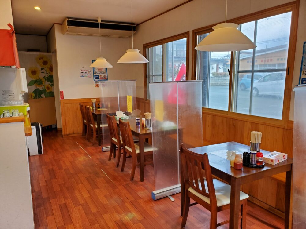 拉麺食堂 (店内)