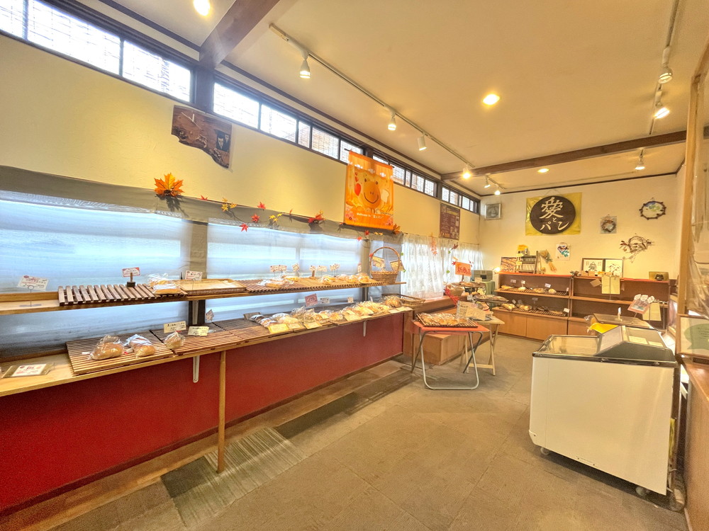 愛とパン-店内①