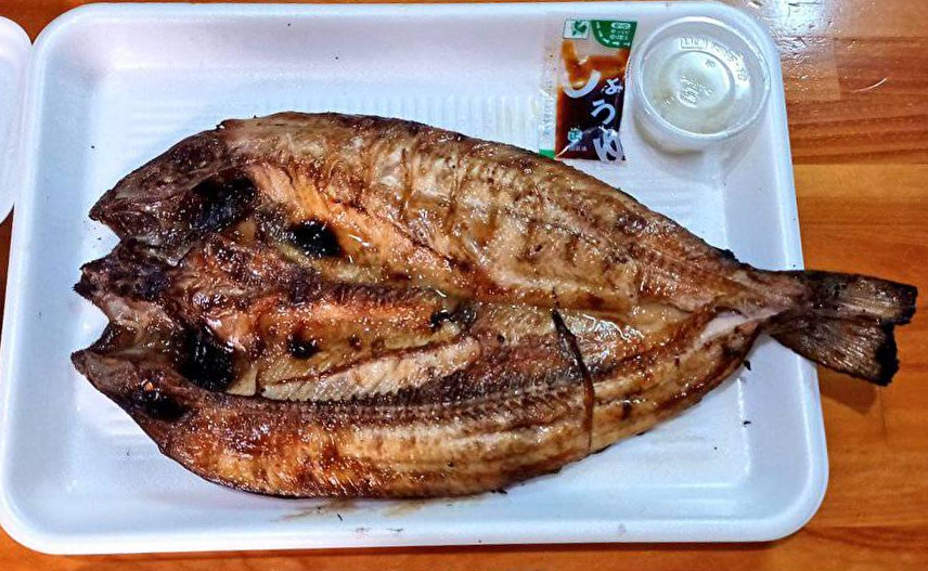 【山形弁当レポ】炭火焼き魚弁当専門店 さば八 天童店の「超特大ホッケ炭焼き弁当」を食レポです。実測もします！