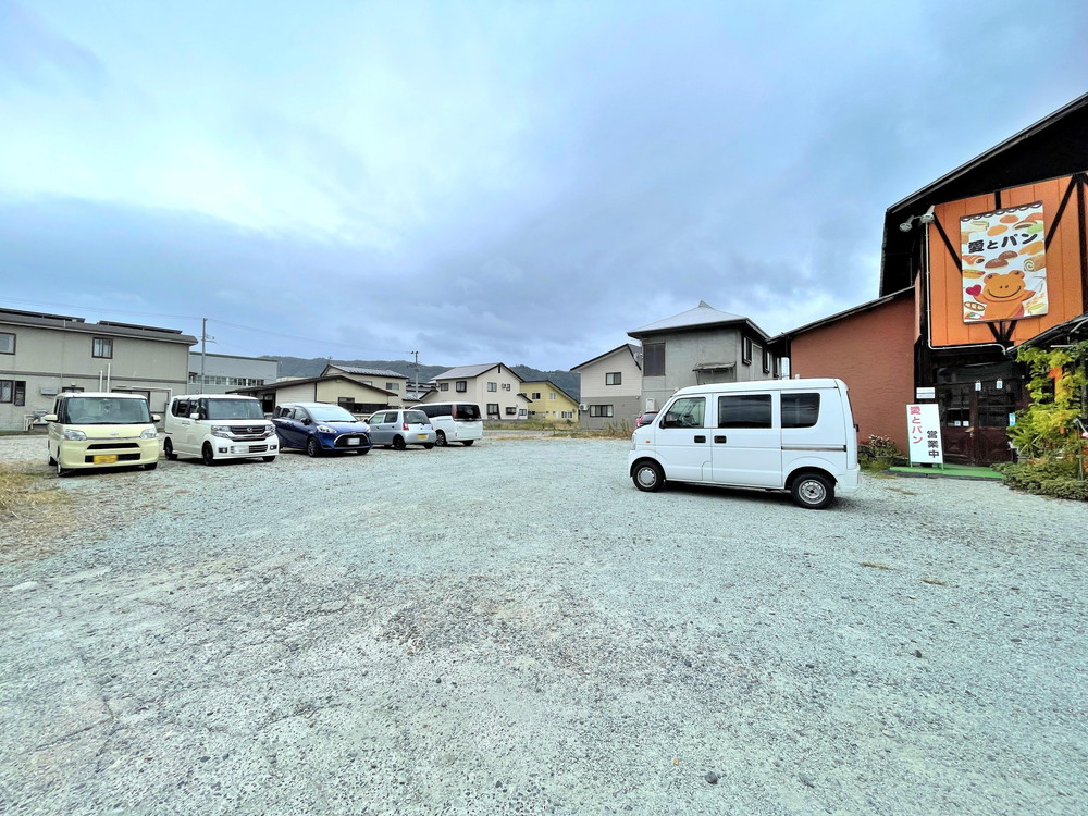 愛とパン-駐車場