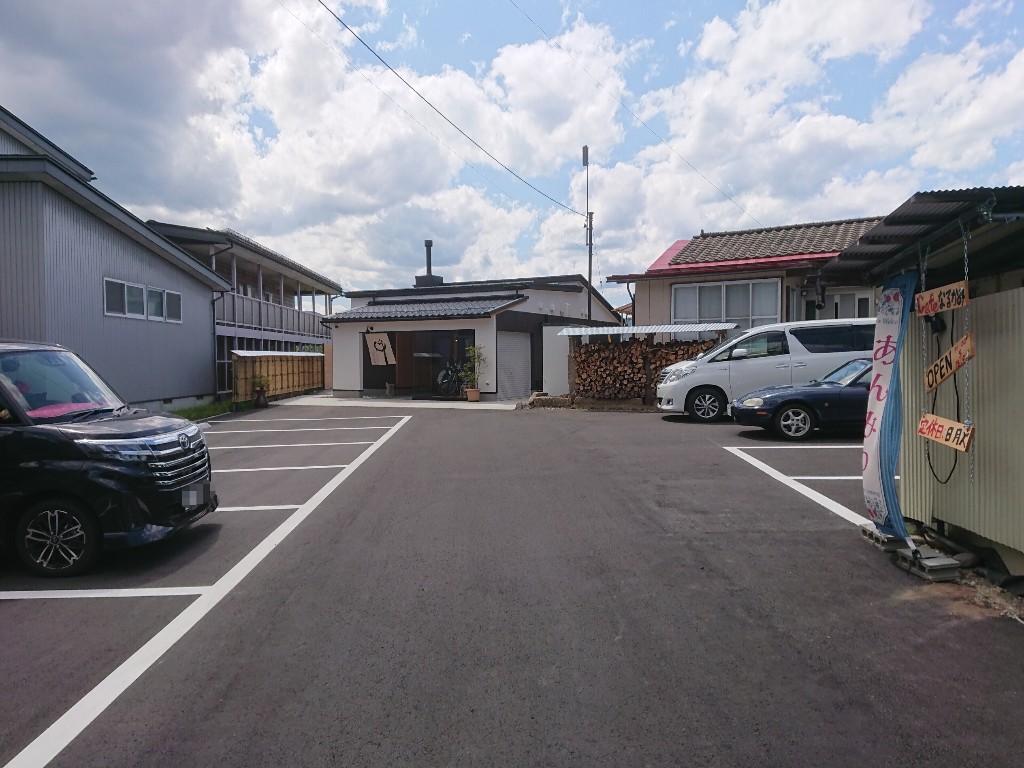 cafeなるかみ　駐車場_copy_1024x768