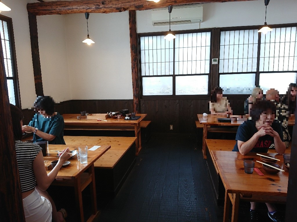 石臼十割そば 愛庵 店内