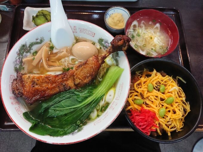 岩手ラーメンレポ】ももどり伝説(盛岡市東見前)｜骨付き鶏モモ肉丸々1