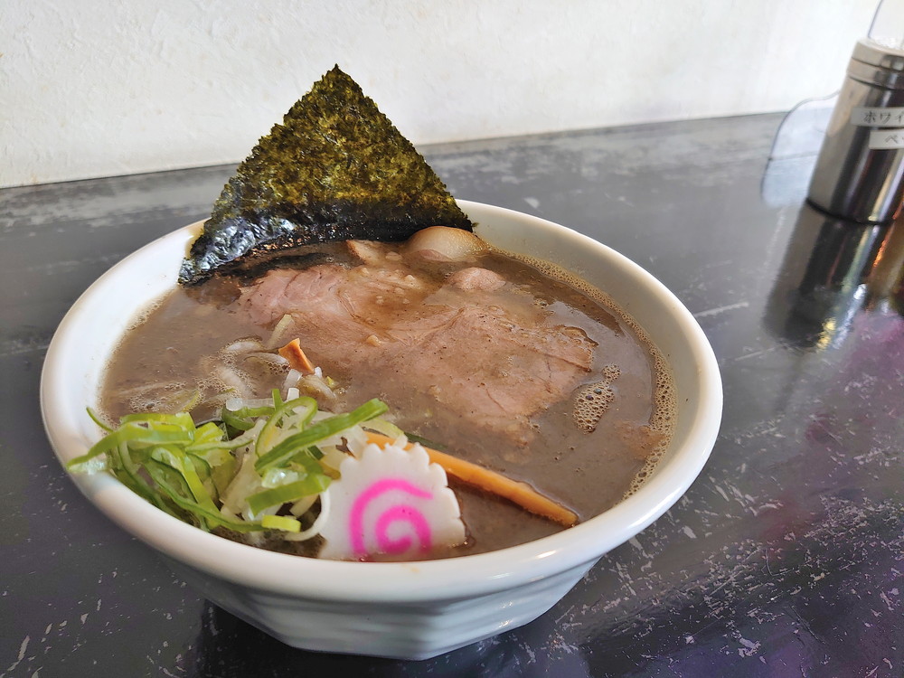 【山形ラーメンレポ】ニボシ専門店 らー麺 Do・Ni・Bo～ドニボ～（山形市南原町）｜朝ラーもやってる人気店ドニボ！！！